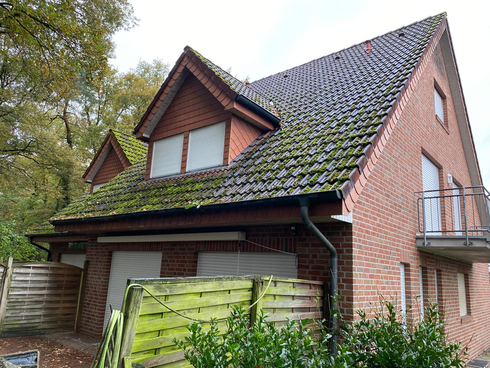 Verschmutztes Dach in NRW vor der Reinigung